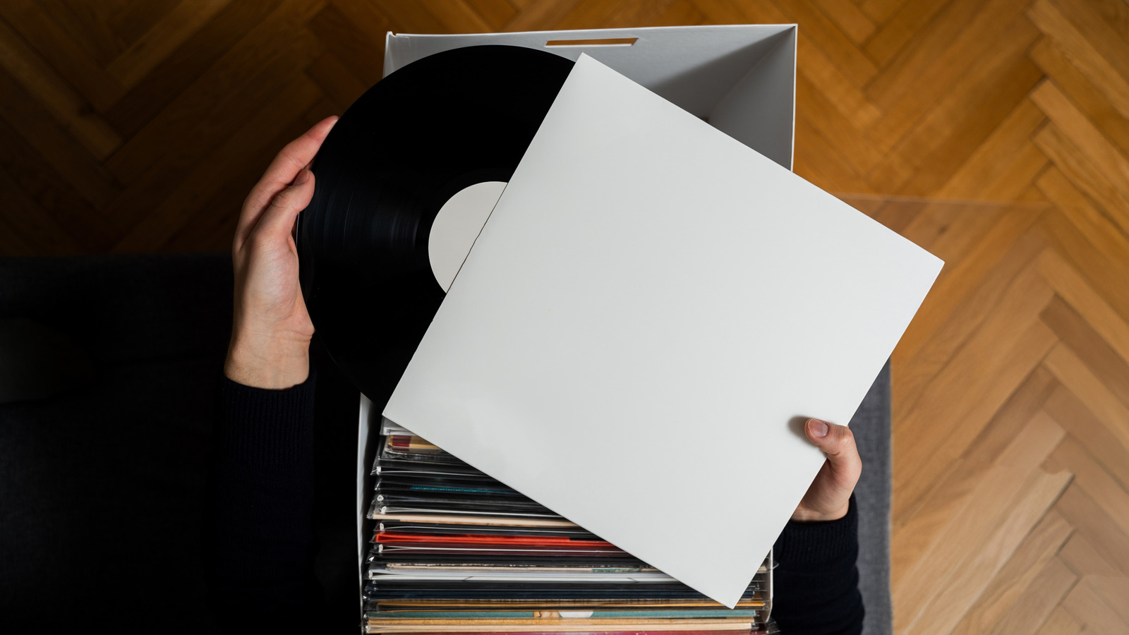 Dekorunuzu mevsimlerle güncellemek için şık bir vinil kayıt duvarı kullanın