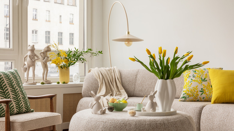 Sarı laleler ve sarı ve yeşil aksanlı nötr oda