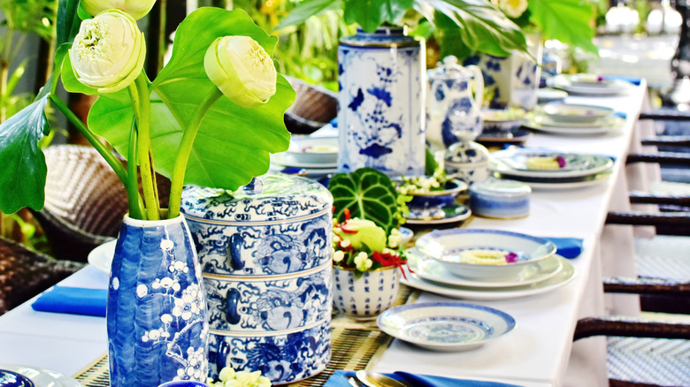 Çeşitli mavi-beyaz chinoiserie tarzı bulaşık içeren bir masa ayarı.