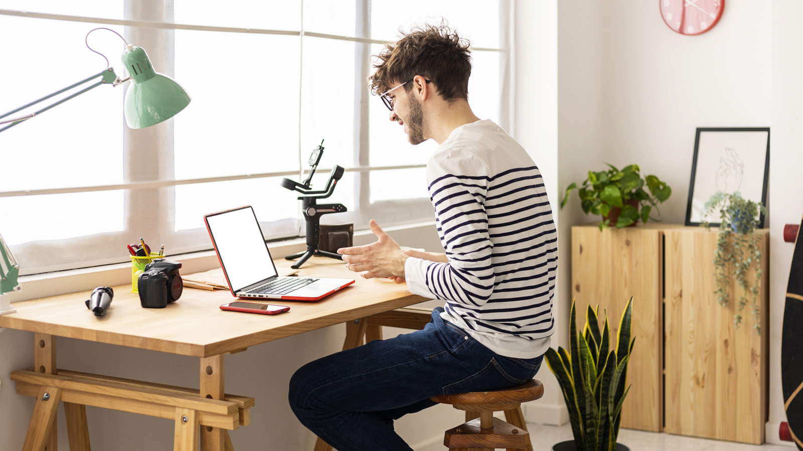 IKEA'nın en ucuz depolama çözümünü ev ofisiniz için çarpıcı bir şeye dönüştürün