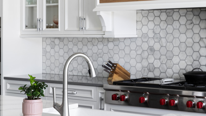 Kabine kenarında backsplash ile biten mutfak