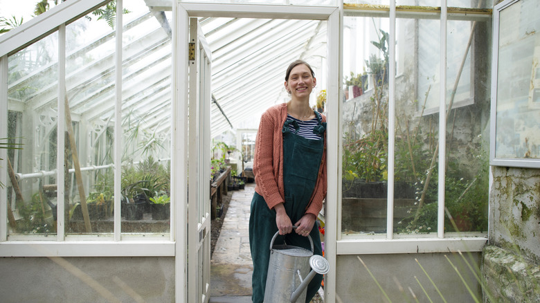 Serasından gülümseyen bir kadın