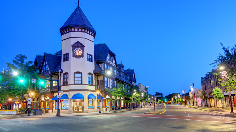 Brookline, MA'da bir sokakın akşam manzarası