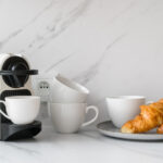 Kabine alanını kurtarmak için kahve kupalarını depolamak ve görüntülemek için şık IKEA çözümü