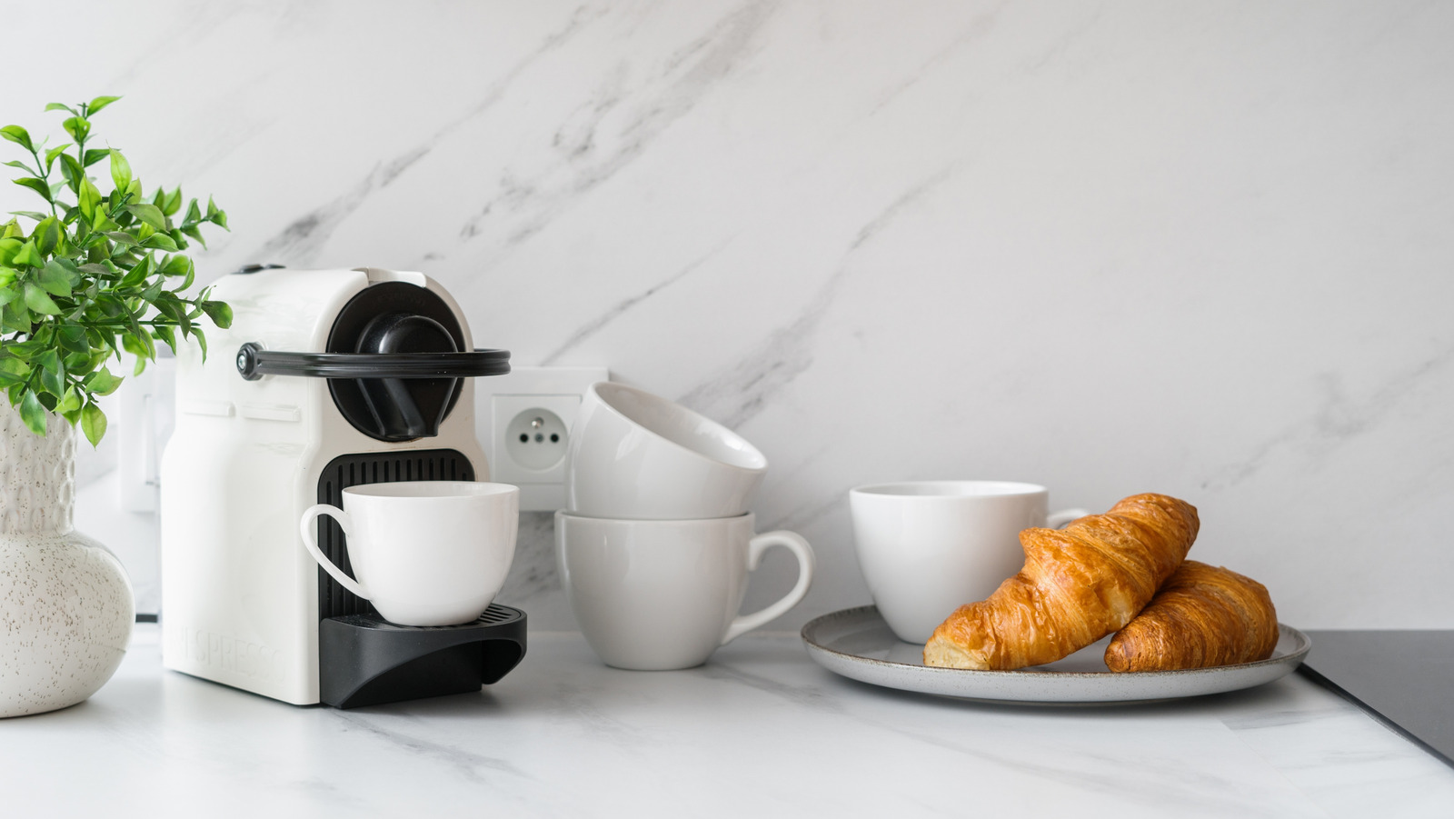 Kabine alanını kurtarmak için kahve kupalarını depolamak ve görüntülemek için şık IKEA çözümü