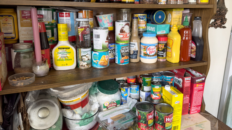 Üzerinde çeşitli yiyecekler bulunan tam kiler rafları.