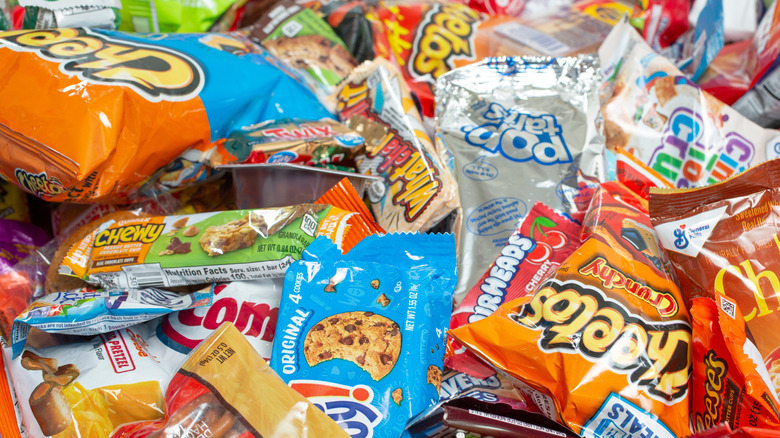 Bir yığın parlak renkli atıştırmalık ve tatlılar