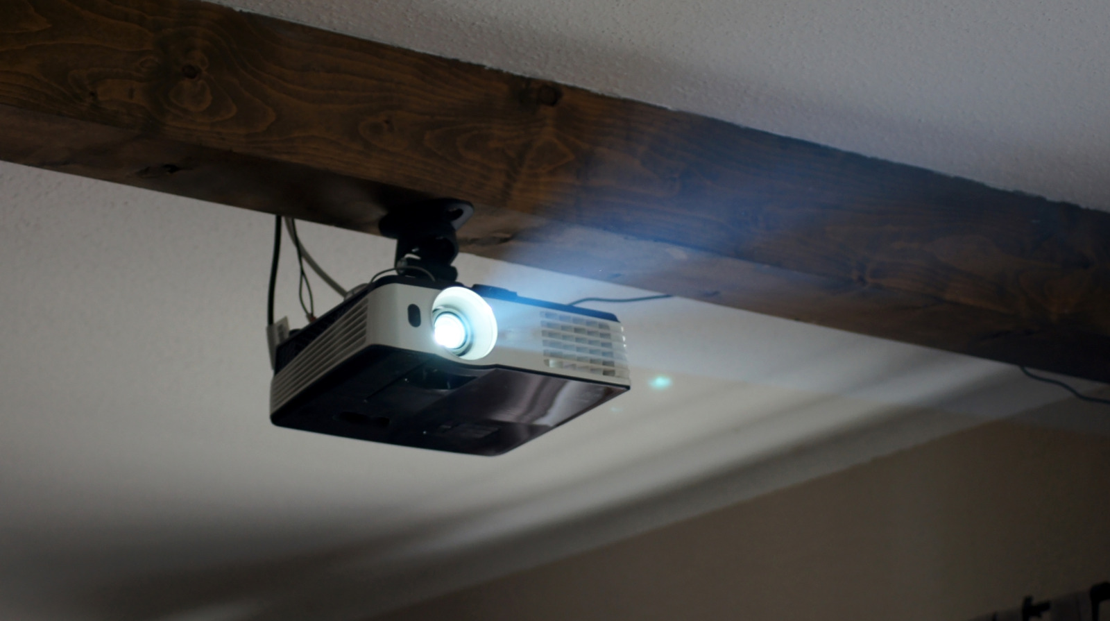 Genius projektör hack ile kendi boyalı duvar kağıdınızı DIY