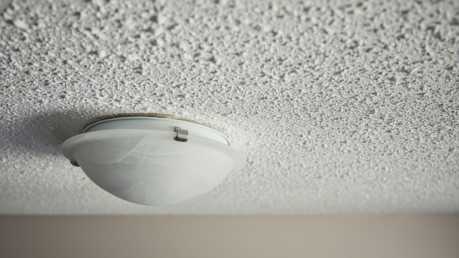 Çirkin patlamış mısır tavanlarını örtmek için gözden kaçan çözüm