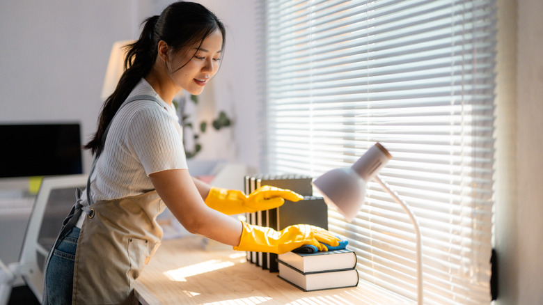 Evde sarı eldiven organizasyon masası giyen kadın