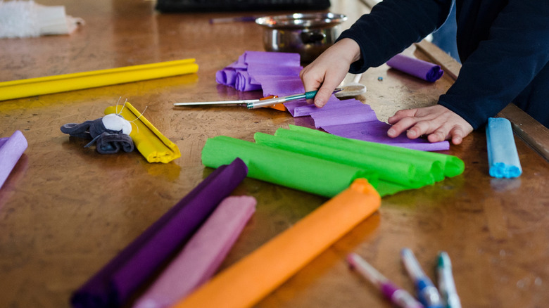 Krep flamaları kesen biri