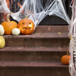 Sonbahar için sundurmanızı ladinlemek için bir havuz şehriye şeker mısır çelengi