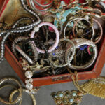 Şarap şişelerini mücevher düzenlemenin benzersiz bir yolu olarak yeniden kullanın