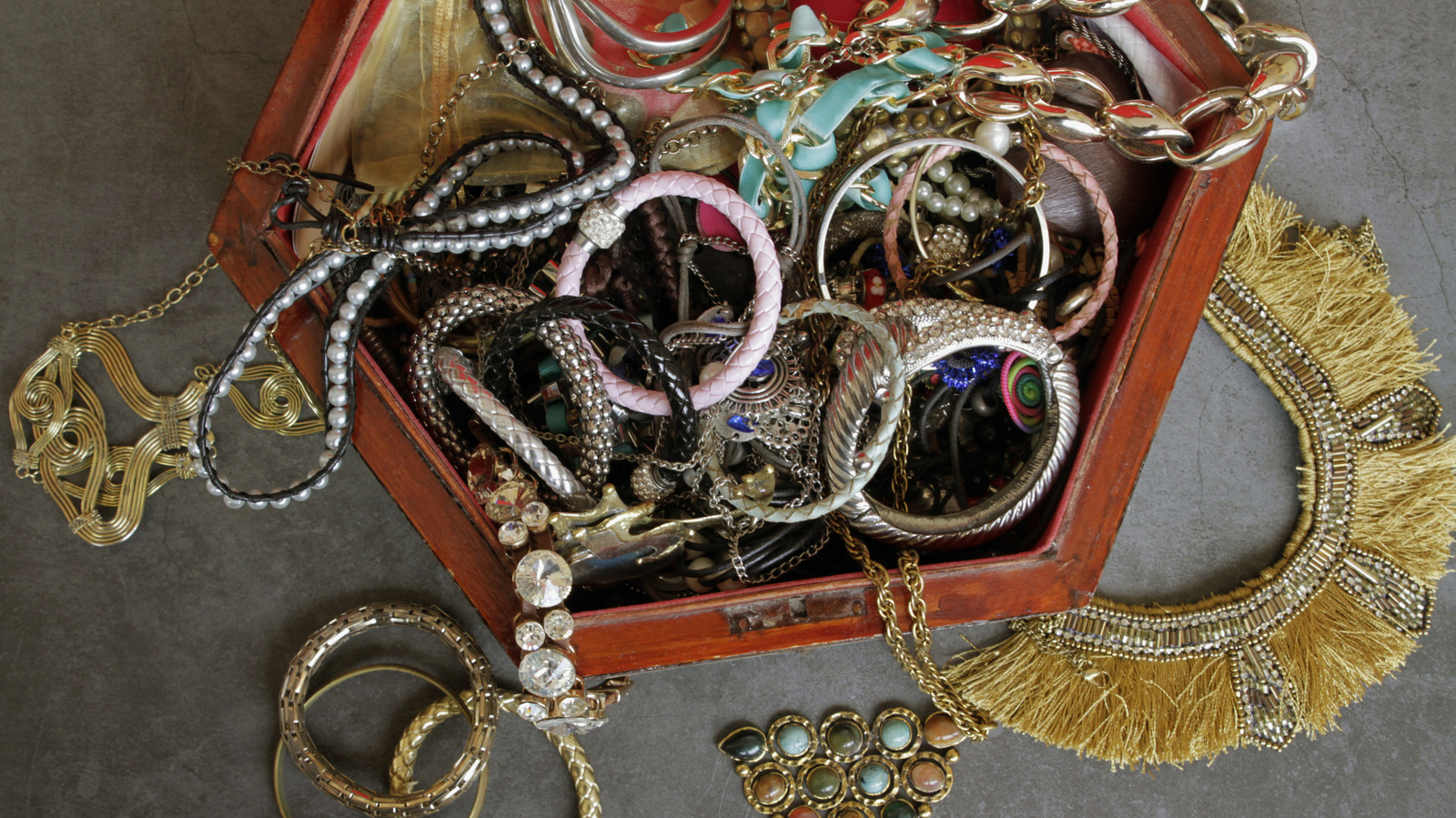 Şarap şişelerini mücevher düzenlemenin benzersiz bir yolu olarak yeniden kullanın