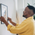 Bir bütçede çarpıcı duvar sanatı oluşturmak için basit dolar ağaç bulgularını kullanın