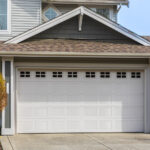 Kaldırım cazibesini eklemek ve ev değerini artırmak için en iyi garaj kapıları türü