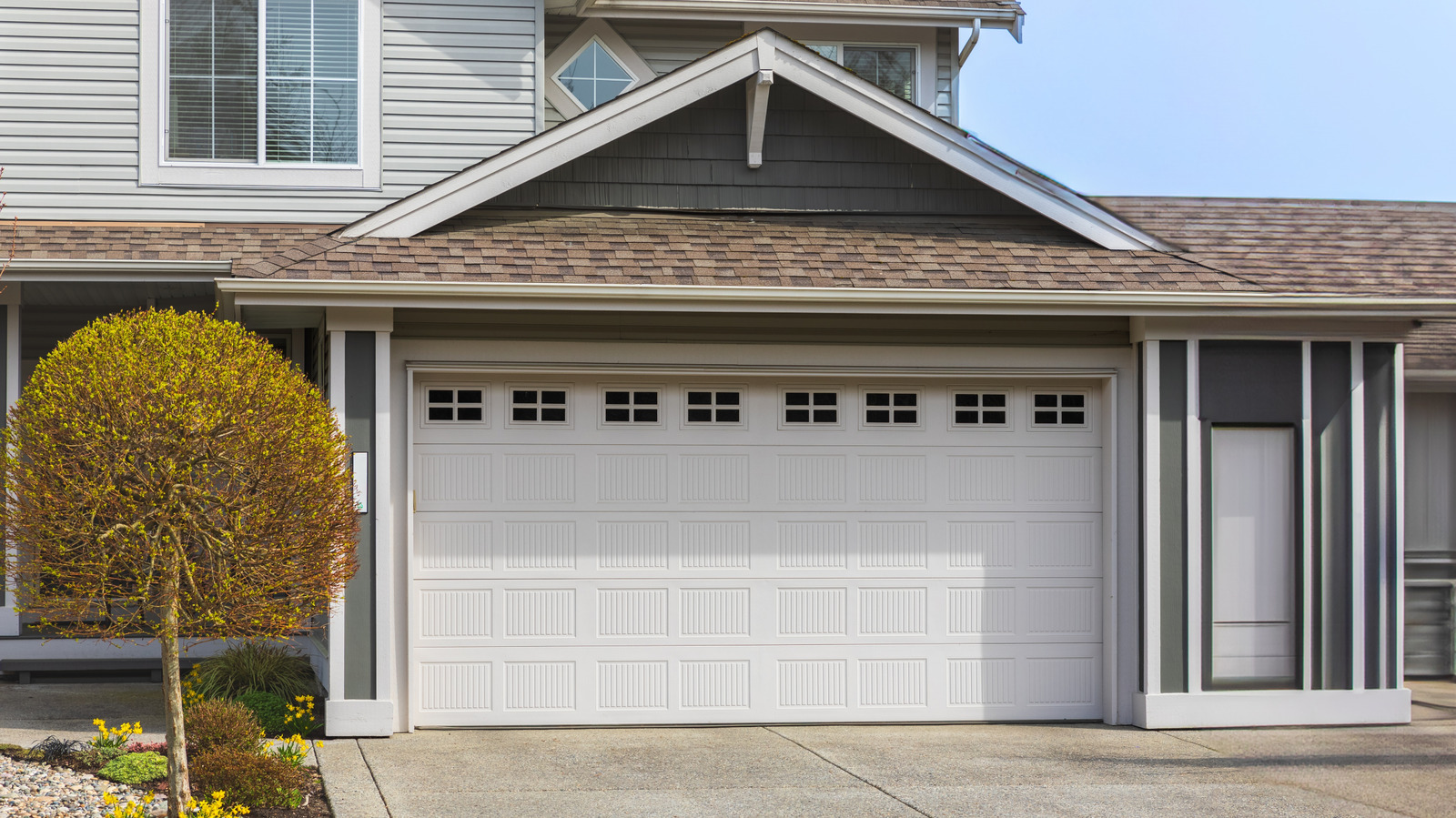 Kaldırım cazibesini eklemek ve ev değerini artırmak için en iyi garaj kapıları türü