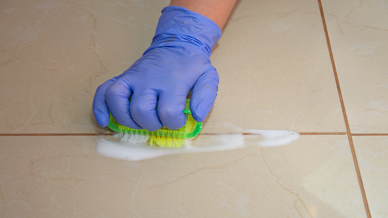 Fırça ile eldivenli el ovma harç