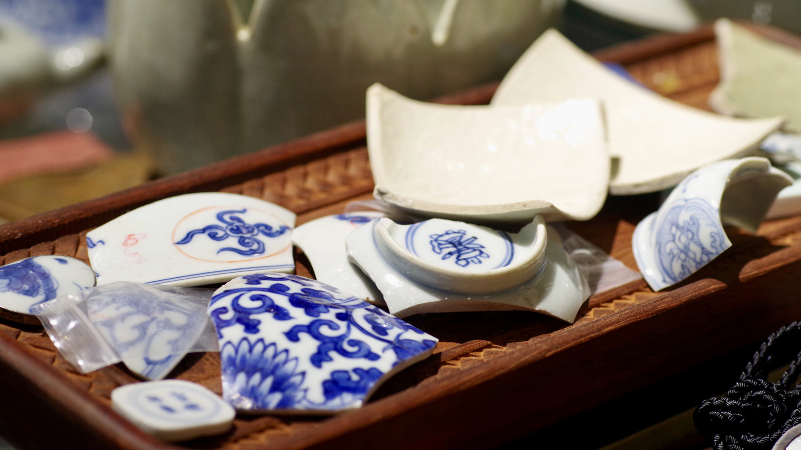 DIY ev yapımı karo için kırık tabaklar kullanmak iyi bir fikir mi?