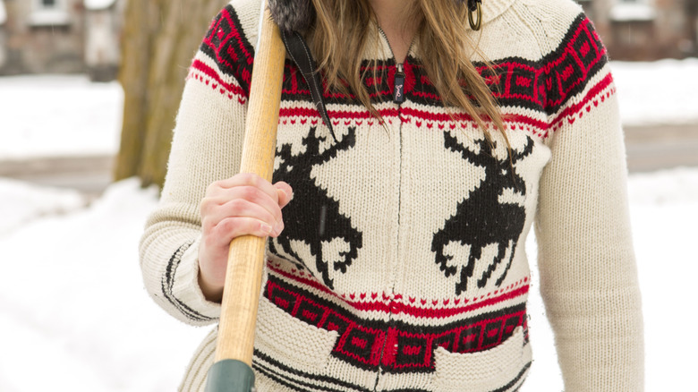Ren geyiği ile vintage beyaz kazak giyen kadın