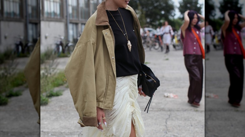 Omuzlar üzerinde ahır ceket giyen kadın