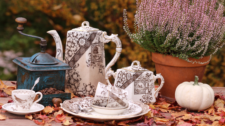 Antika Kahve Öğütücü ile Sonbahar Sahnesinde Transfer Tayı Seti