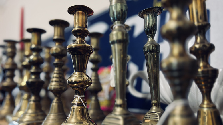 Rafta vintage pirinç şamdan sıraları