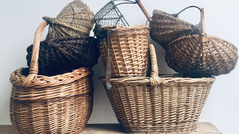 İstiflenmiş vintage hasır sepetler