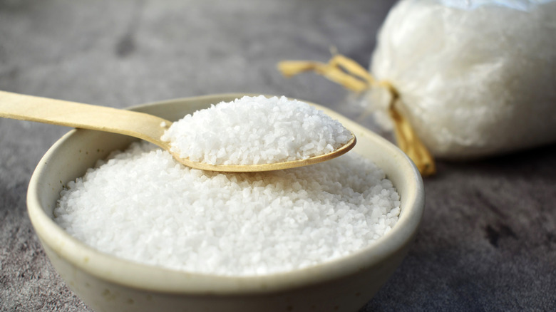 Kaşık ve kase kaba deniz tuzu ile dolu