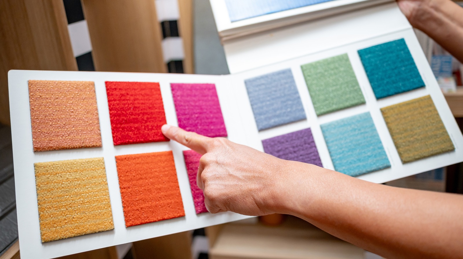 Zeminin rengine göre bir halı nasıl seçilir (ve önemli olup olmadığı)