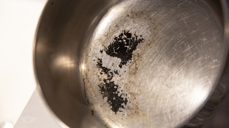 Bir tavada yanmış yiyecek