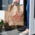 Müşteriler, Tüccar Joe'nun Upcycled Cans'a özel olan sonbahar bitkilerine takıntılı