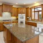 Eski mutfak dolaplarına yeni hayat veren kolay boya hack