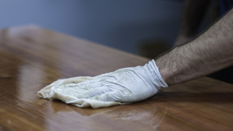 Ahşap bir masa için el ağda