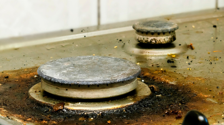 Gres tabakaları bir soba üstüne pişirilir.