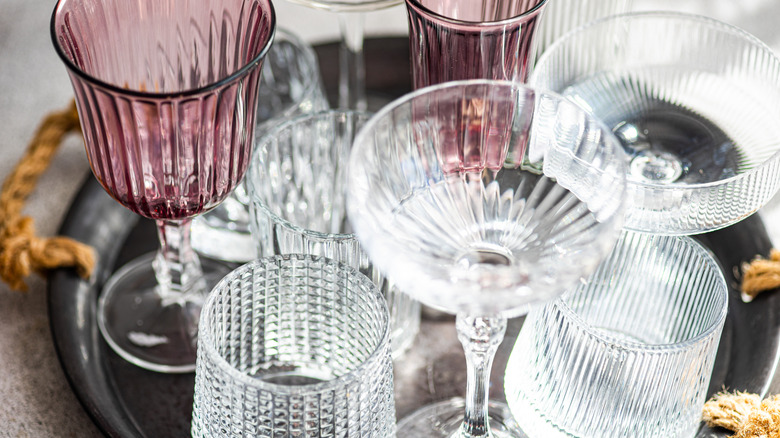 Çeşitli saplı cam bardak tepsisi