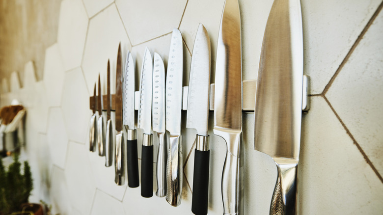 Manyetik duvar şeridinde asılı mutfak bıçakları