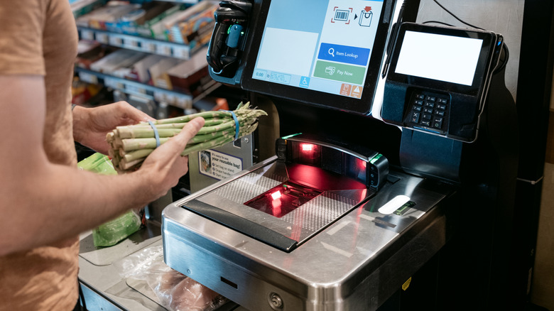 Markette kendi kendine kontrol makinesini kullanan kişi