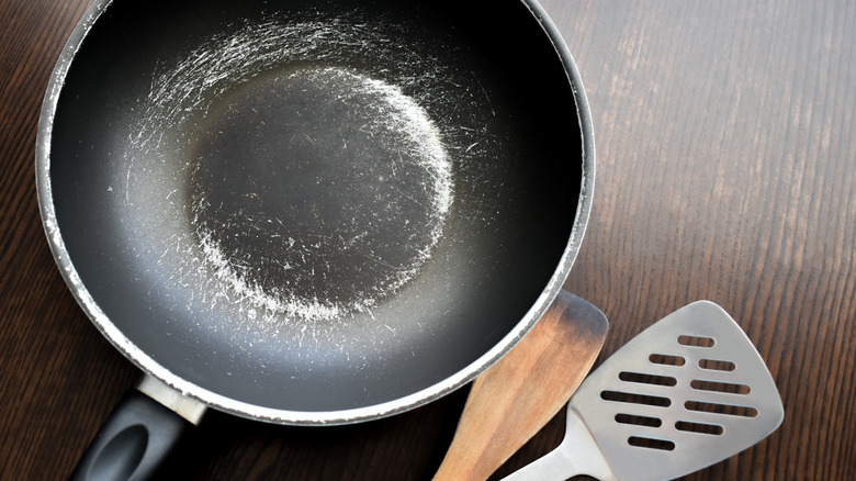 Altta çok çizilmiş siyah yapışmaz bir tava