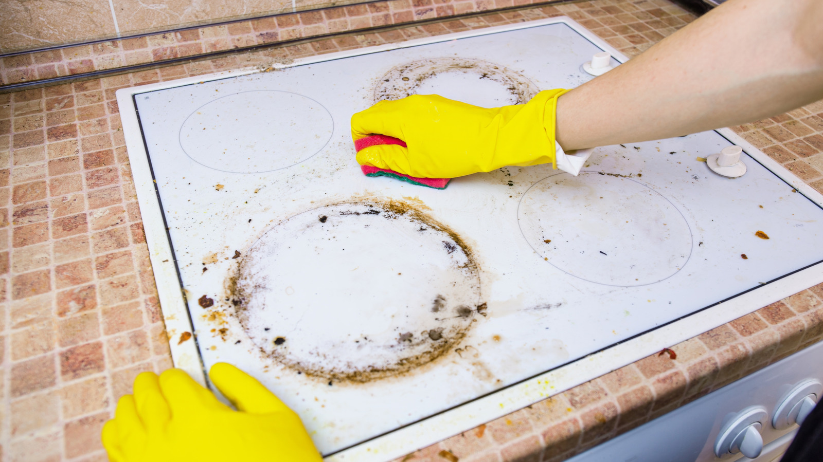 Kalıcı gres lekeleri ile mücadeleye yardımcı olabilecek iki mutfak eseri