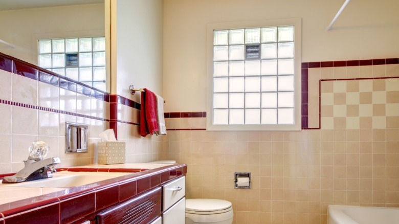 Eski cam blok pencereli bej banyo