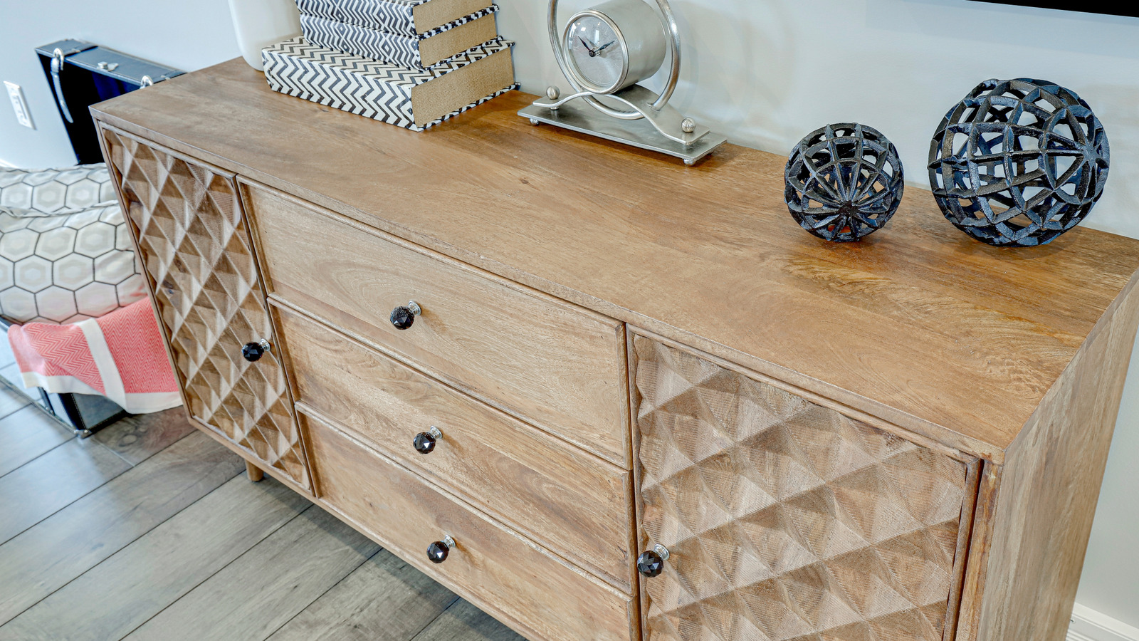 Ağır şifoniyerlerin altında hareket etmeden nasıl temizlenir