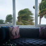 Bir temel bakım görevi yaparak tropikal fırtınalar sırasında evinizi koruyun