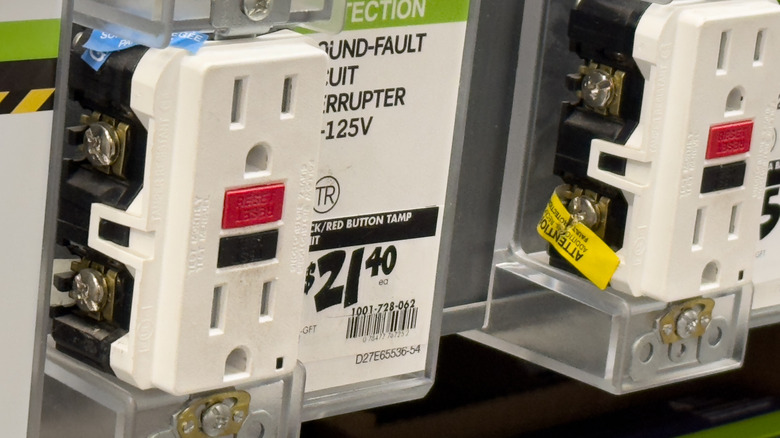 Mağazada sergilenen GFCI çıkışları