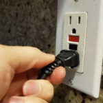 Neden bazı çıkışların kırmızı ve siyah düğmeleri var? İşte gerçekte yaptıkları şey