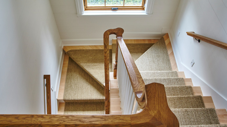 Nötr bir koşucu ile iyi kaplı bir merdiven