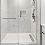 Seramik duş tepsisine sahip olmanın dezavantajları (ve denemek için daha iyi alternatifler)