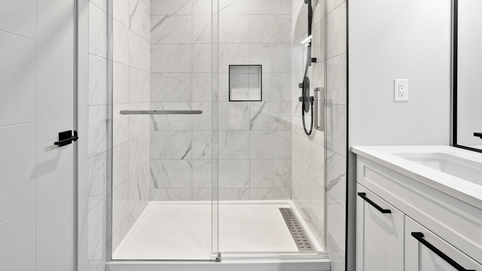 Seramik duş tepsisine sahip olmanın dezavantajları (ve denemek için daha iyi alternatifler)