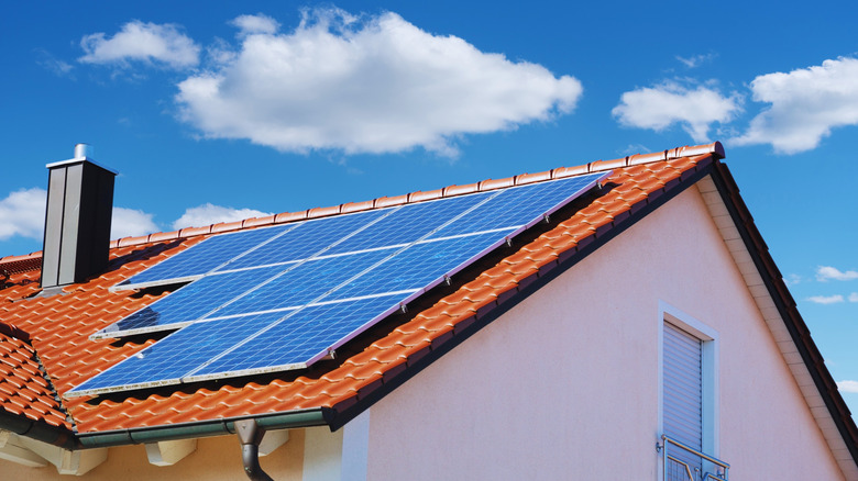 Bir evin karo çatısında güneş panelleri