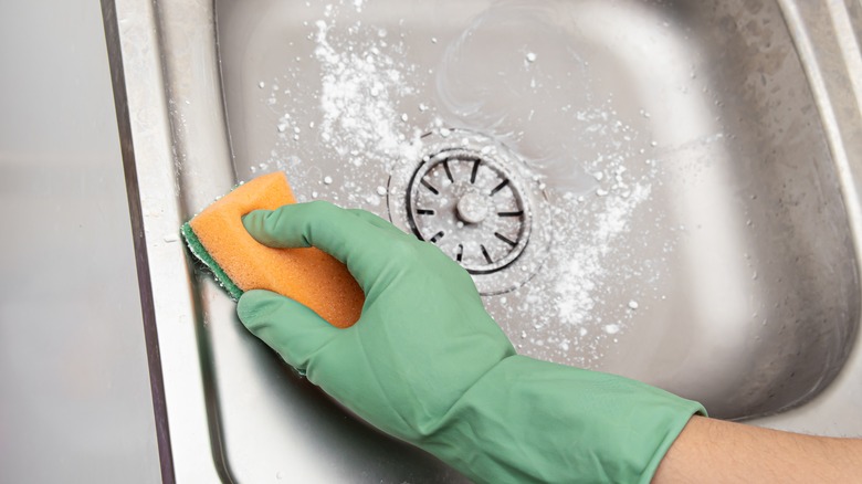 Kabartma tozu ile mutfak lavabosu temizleme